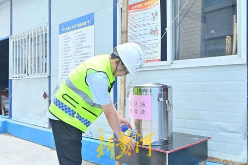 高温下的建筑零工队 早晚灵活作业与防暑保障两不误